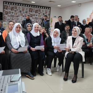 Aile ve Sosyal Hizmetler Bakanımız Göktaş, Uşak'ta kadınlarla halı dokudu, yaşlılarla ilahi söyledi - fotoğraf 4