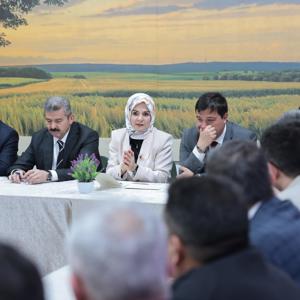 Aile ve Sosyal Hizmetler Bakanımız Göktaş, Uşak'ta kadınlarla halı dokudu, yaşlılarla ilahi söyledi - fotoğraf 9