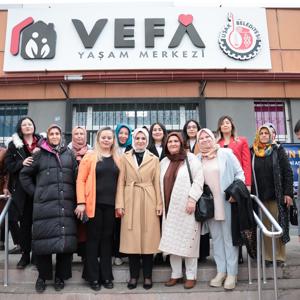 Aile ve Sosyal Hizmetler Bakanımız Göktaş, Uşak'ta kadınlarla halı dokudu, yaşlılarla ilahi söyledi - fotoğraf 7
