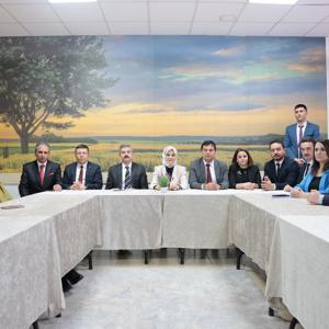 Aile ve Sosyal Hizmetler Bakanımız Göktaş, Uşak'ta kadınlarla halı dokudu, yaşlılarla ilahi söyledi - fotoğraf 5