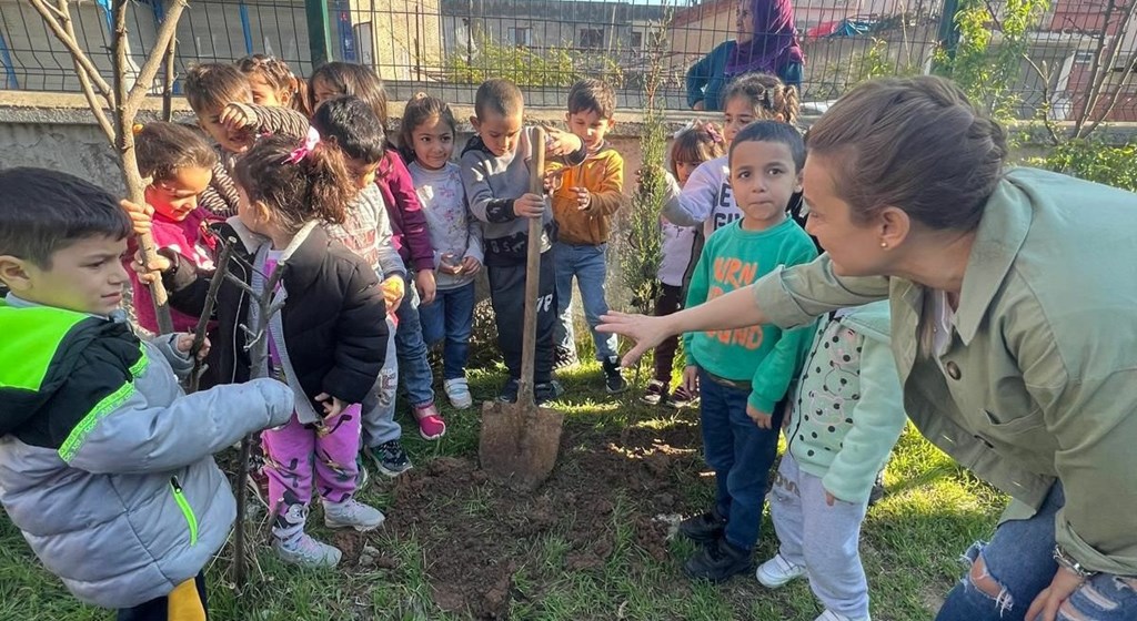 YYavuz Selim Çok Amaçlı Toplum Merkezi (ÇATOM) Oyun Odası Kursundaki Çocuklar Orman Haftası Sebebiyle Fidan Dikimi Etkinliği