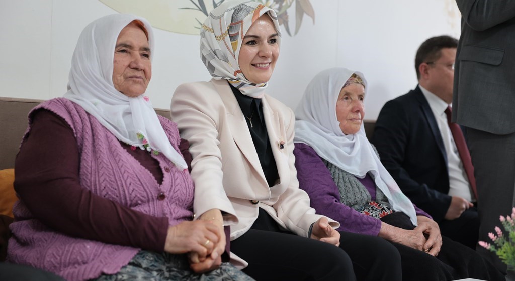 Aile ve Sosyal Hizmetler Bakanımız Göktaş, Uşak'ta kadınlarla halı dokudu, yaşlılarla ilahi söyledi