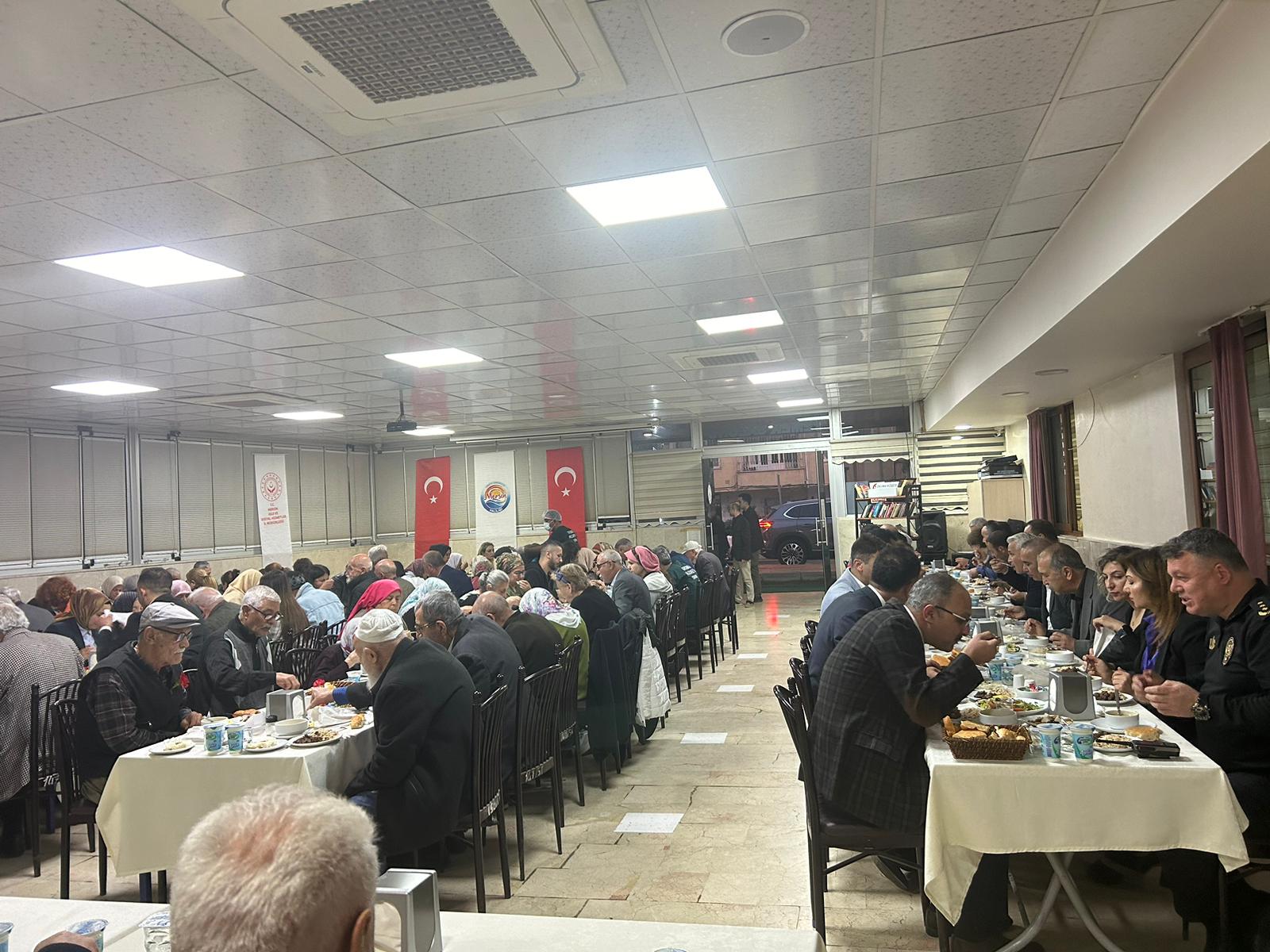 18-24 Mart Yaşlılara Saygı Haftası vesilesiyle Valimiz Sn Ali Hamza Pehlivan, kıymetli eşi Yıldız PEHLİVAN, gündüzlü bakım ve huzurevlerimizde kalan yaşlılarımız ile #Erdemli ilçemizde İftar Programında bir araya geldik. 