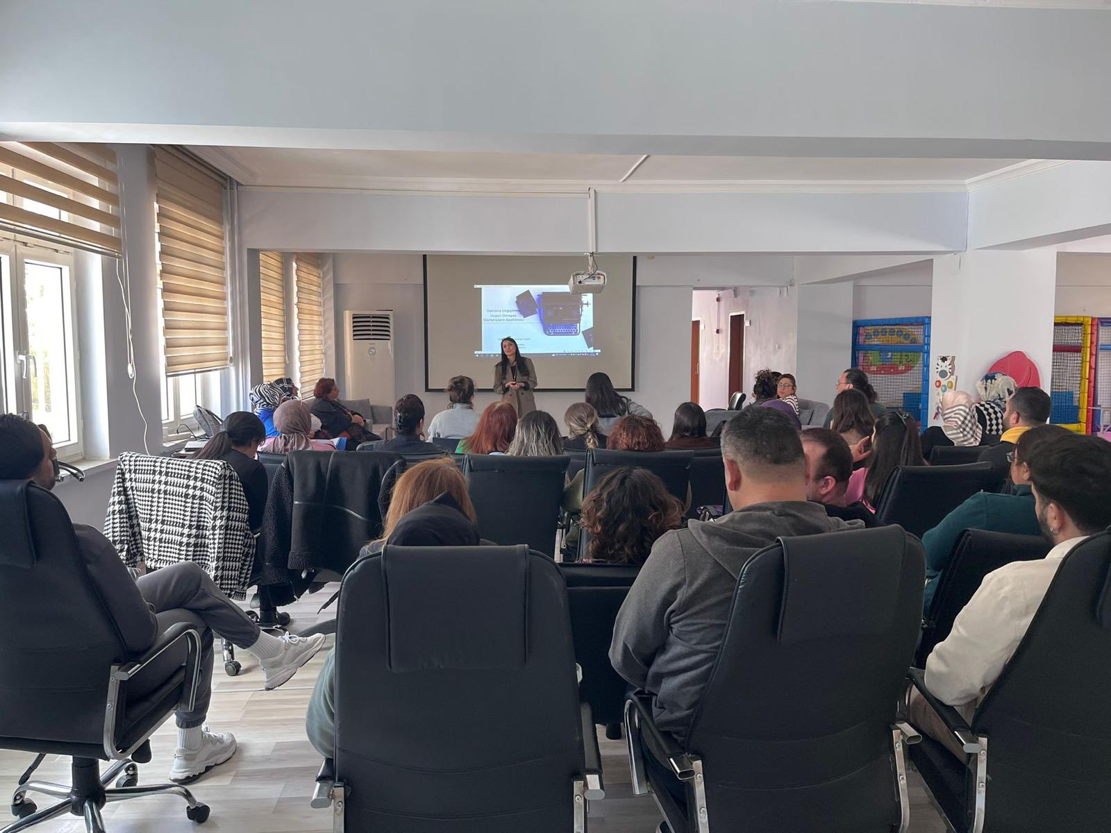 Mersin Üniversitesi Özel Eğitim Bölümü öğretim görevlileri,Nihat Sözmen Bakım ve Aile Danışma ve Otizm Gündüzlü Bakim Merkezi personellerine "Davranış Değiştirme İstendik Davranışların Arttırılması "ve "Uygun Olmayan Davranışların Azaltılması"konulu eğitimler verdi.