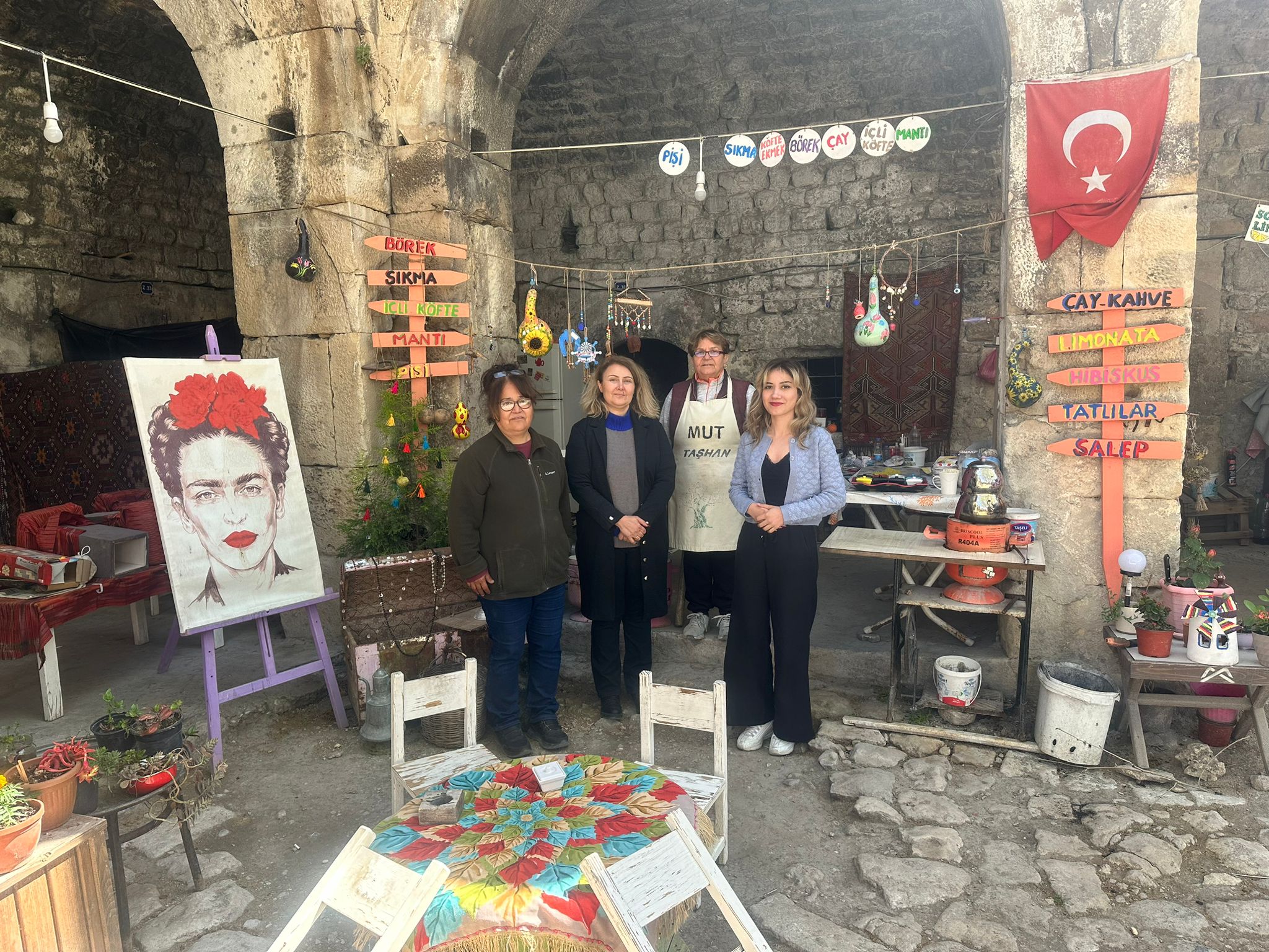 Mut Kadın Girişimi Üretim ve İşletme Kooperatifi’ndeki kadınlarımızı ziyaret ederek el emeği ürünlerini inceledik.👩‍🌾   Kadın istihdamını artırmaya yönelik her hamle bizler için çok kıymetli. Çünkü;   #GüçlüKadınGüçlüToplum