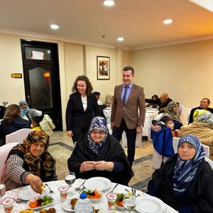 Vali Yardımcımız İdil ÖZDEMİR DOĞAN ve İl Müdürümüz Arif LAÇİN Yaşlılarımızla İftar Programında Bir Araya Geldi - fotoğraf 2