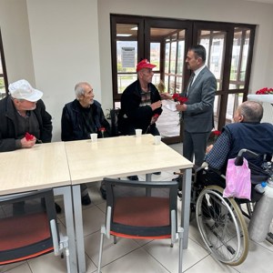 Valimiz Sayın İlhami AKTAŞ, Yaşlılara Saygı Haftası Nedeniyle Çanakkale Huzurevimizi Ziyaret Etti. - fotoğraf 2