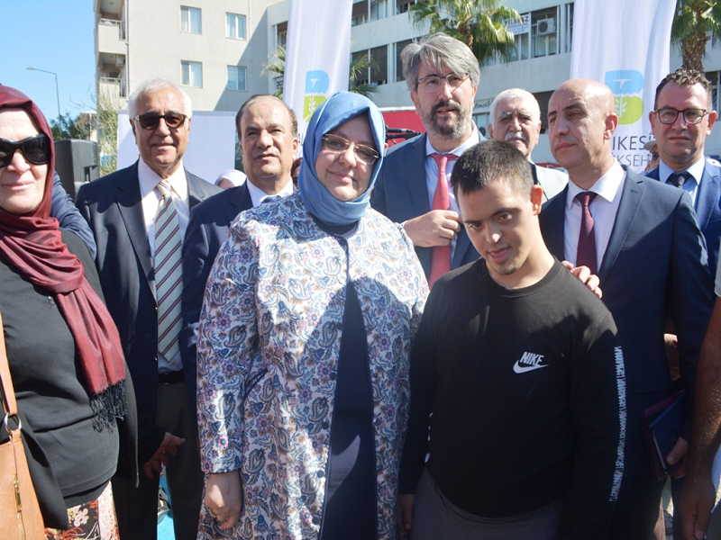 27. Ayvalık Uluslararası Engelli Festivali’ Açılış Törenine Aile, Çalışma ve Sosyal Hizmetler Bakanı Zehra Zümrüt Selçuk’un “İnanıyoruz ki Hayaller Engelsizdir” Sözleri Damgasını Vurdu