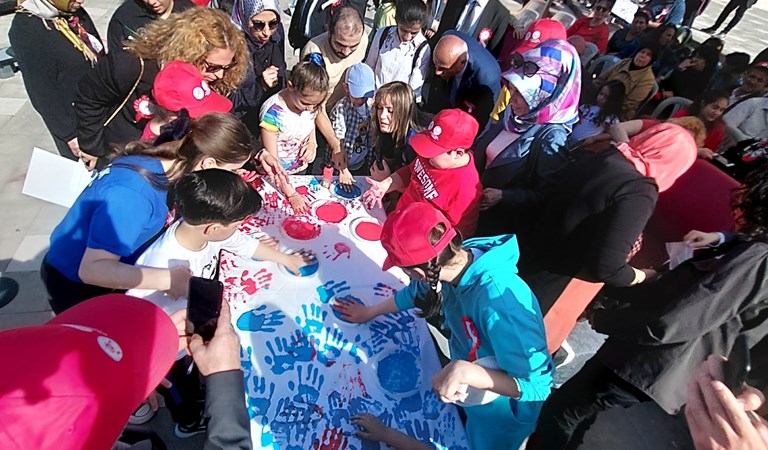 #2NisanDünyaOtizmFarkındalık günü kapsamında #çocuklarımızla boyama etkinliği yaptık.