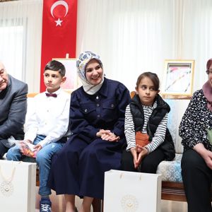 Bakanımız Göktaş, devlet desteğindeki çocuklarla huzurevini ziyaret ederek yaşlılarla bayramlaştı - fotoğraf 1