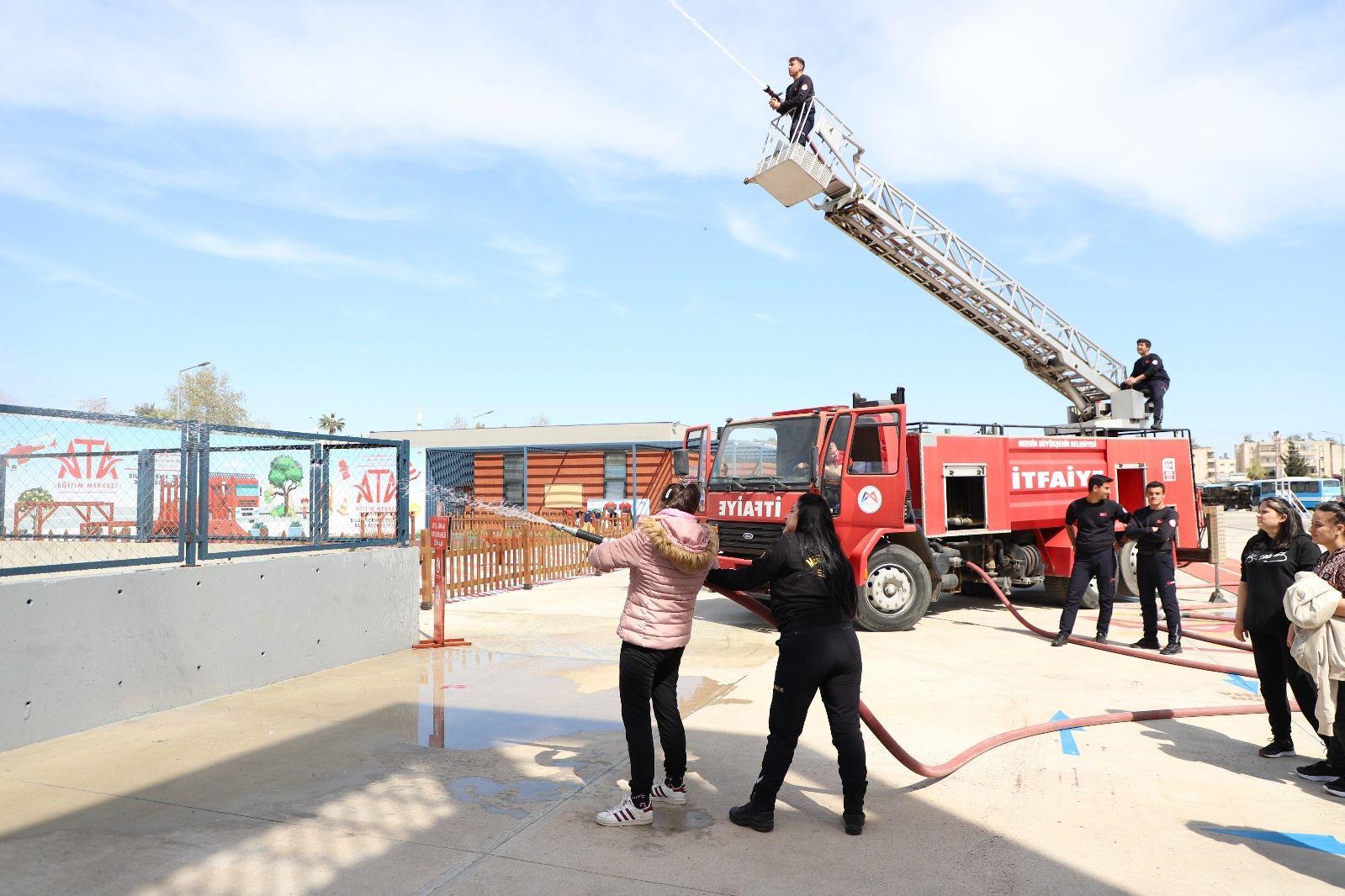 #NihatSözmenBakımRehabilitasyonveAileDanışmaMerkezi'ndeki hafif düzey engelli çocuklarımız Mersin BŞB İtfaiye Dairesi Eğitim Şube Tesislerini ziyaret ederek ve Parkur etkinliğine katılarak hem faydalı bilgiler edindiler hem de güzel bir gün geçirdiler.