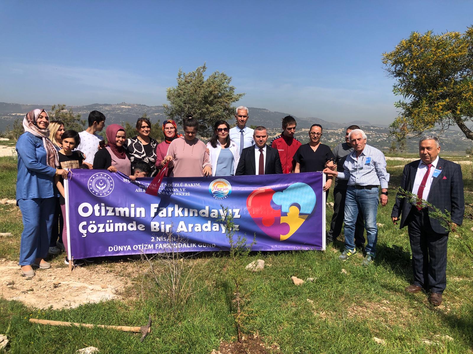 #DünyaOtizmFarkındalıkGünü kapsamında Mersin Otizm Gündüzlü Bakım ve Aile Danışma Merkezi  çocuklarımız ile Aktif Yaşam Merkezi yaşlılarımız Anıttepe Hatıra Ormanı'nda İl Müdürümüz Naci Yılmaz'ın katılımıyla hep birlikte fidan diktiler.🥰💙