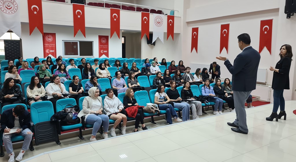 Isparta Süleyman Demirel Üniversitesi Sosyoloji Bölümü 2. Sınıf öğrencilerine Müdürlüğümüz tarafından kurum tanıtımı ve hizmet modellerimiz hakkında bilgilendirme yapılmıştır