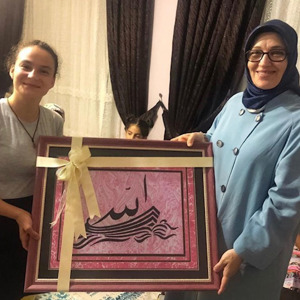 Diyanet İşleri Başkanımızın Eşi Seher ERBAŞ Hn. ve Valimizin Eşi Zeliha SU Hn. Çocuk Evlerimizde Kalan Çocuklarımızı Ziyaret Ettiler - fotoğraf 2