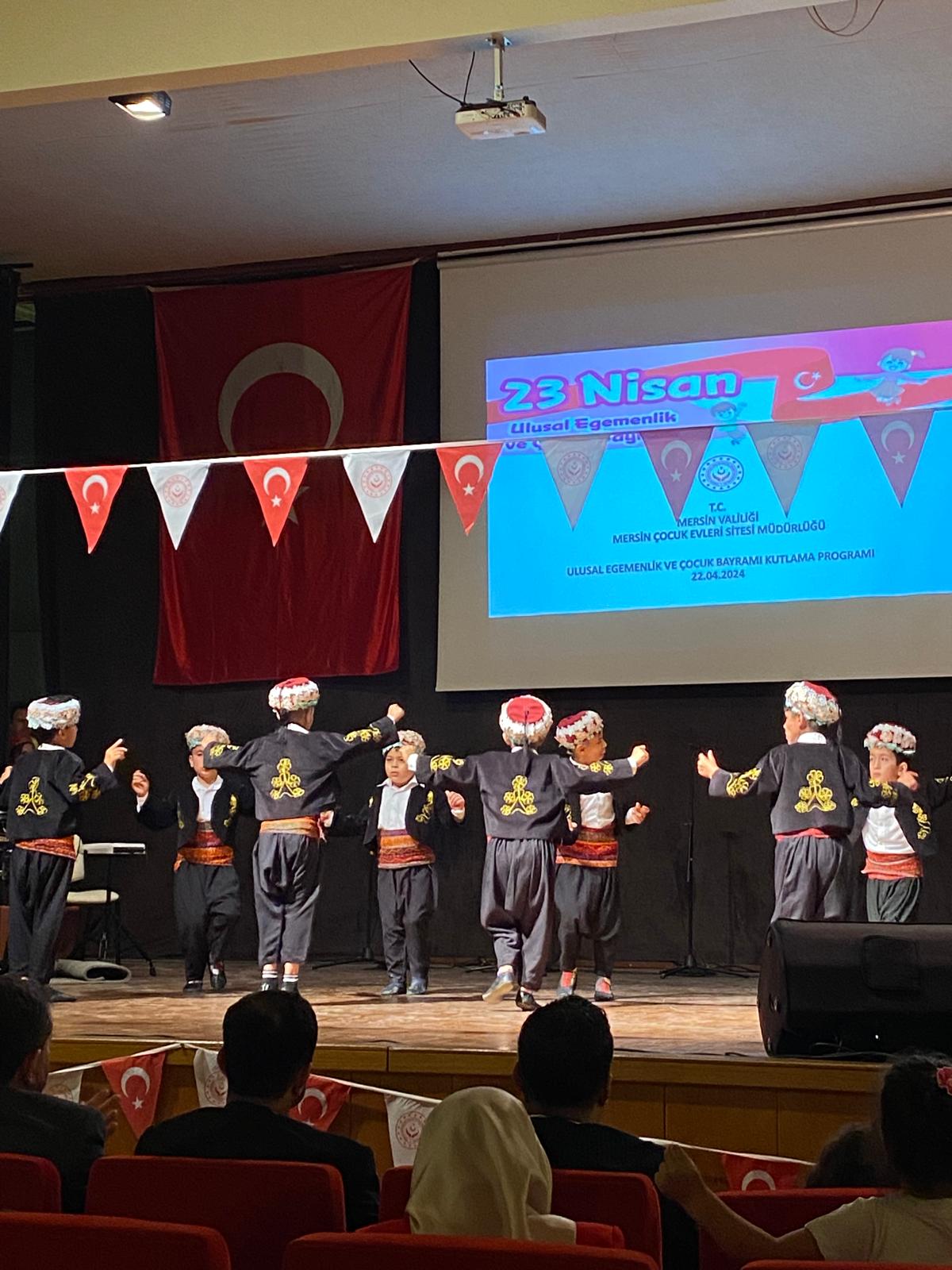 Çocuklarımız Toros Üniversitesi'nde bütün bir sene çalışarak emek ederek #23Nisan Ulusal Egemenlik ve Çocuk Bayramı için hazırlamış oldukları gösteriyi Sn. Vali Yardımcımız Kadir Okatan,İl Müdürümüz Naci Yılmaz ve personellerimize sergilediler. ❤️🌸