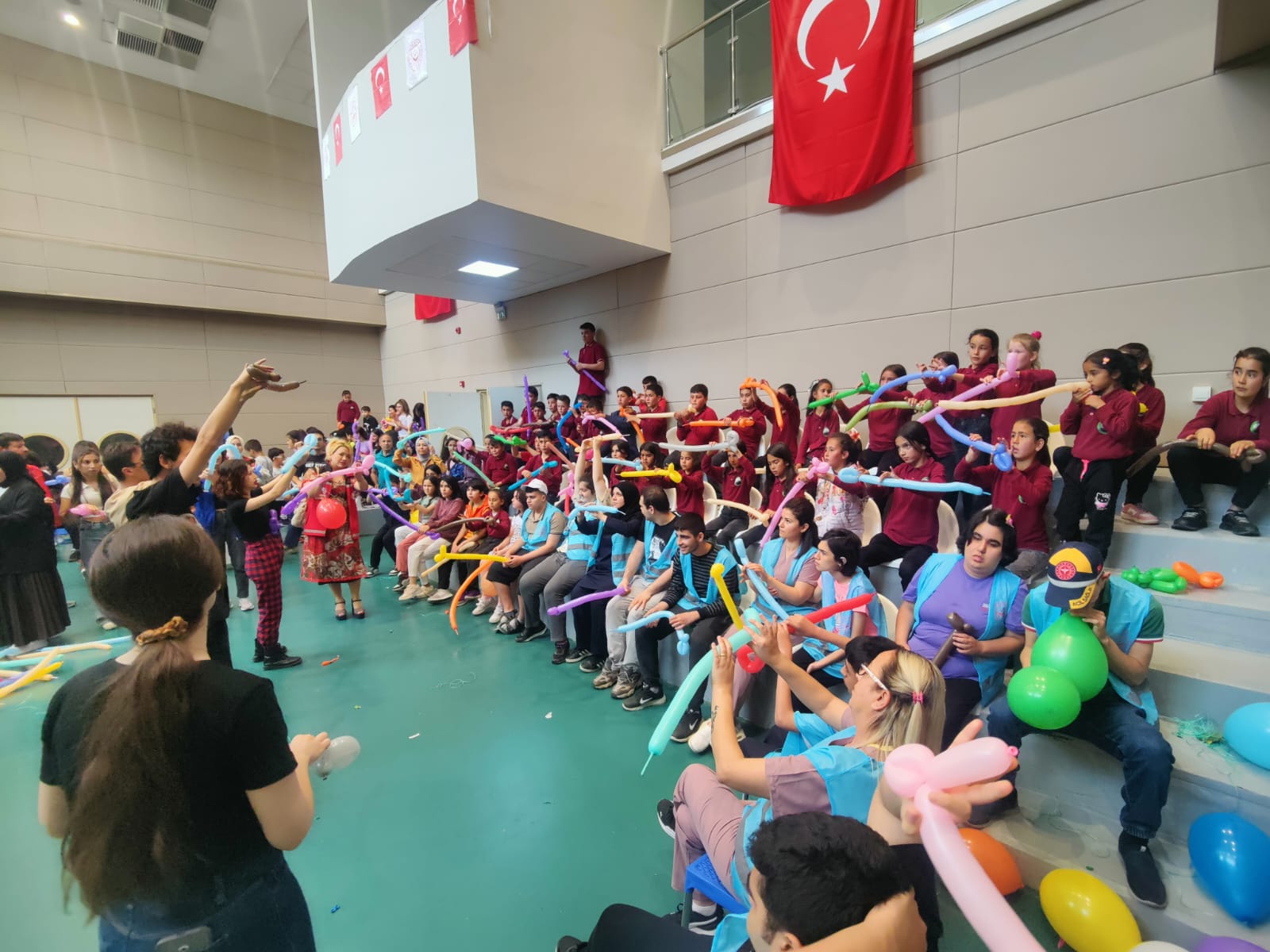 Otizm Gündüz Bakım Rehabilitasyon Merkezimiz ve Mersin İl Çocuk Hakları komite çocuklarımız, #ErdemliSHM'nin #23NisanÇocuk Bayramı kapsamında düzenlediği Geleneksel Çocuk Oyunları ve Spor Şenliği etkinliklerinde bir araya geldiler.