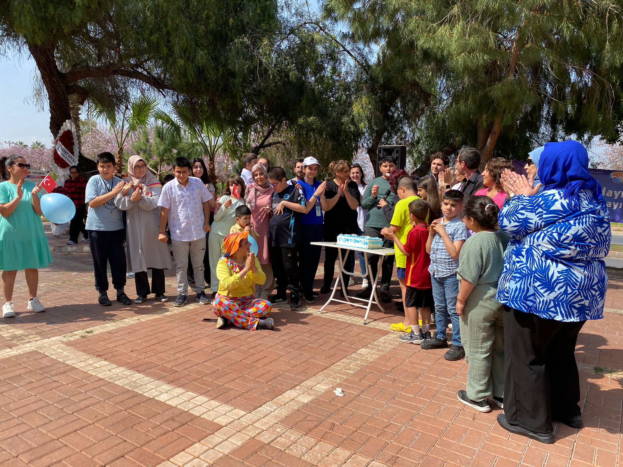 Otizm Gündüz Bakım R.ADM ve Mersin İl Çocuk Komite çocuklarımız ile Otizm Federasyonunun  etkinliğinde #23Nisan ve Ulusal Egemenlik ve Çocuk Bayramı kapsamında  Müzikli oyunlar, pasta kesme ve Dans gösterileri ile keyifli vakit geçirilmiştir.