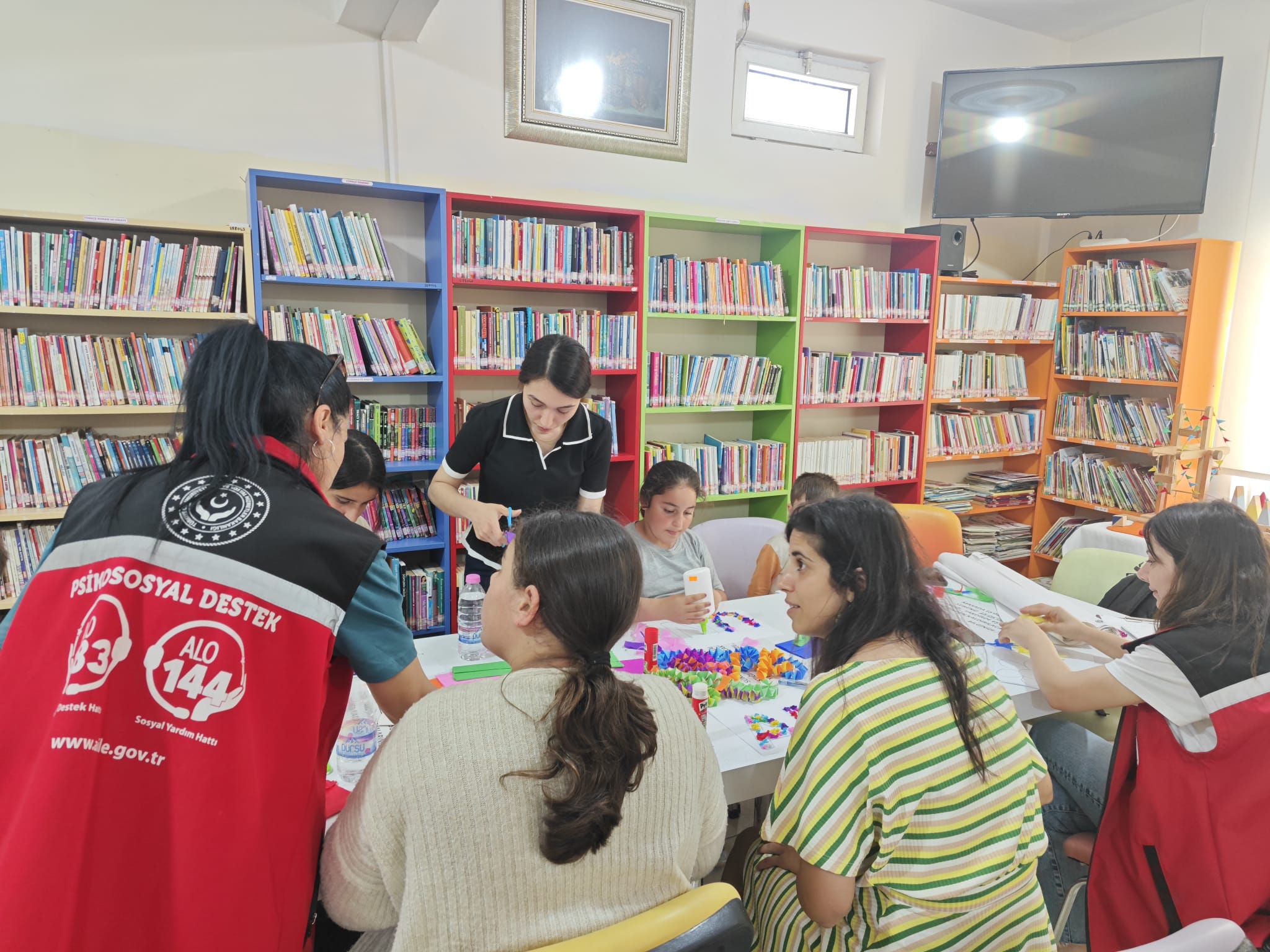 #AnamurSHM tarafından #ÇocukHakları faaliyetleri ve #23Nisan Ulusal Egemenlik ve Çocuk Bayramı kapsamında Anamur İlçe Halk Kütüphanesinde çocuklarımızla birlikte 23 Nisan temalı el işi etkinliği yapıldı.