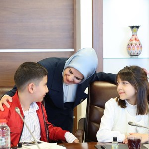 Aile ve Sosyal Hizmetler Bakanımız Göktaş, koltuğunu şehit kızı Elif Naz’a devretti - fotoğraf 1