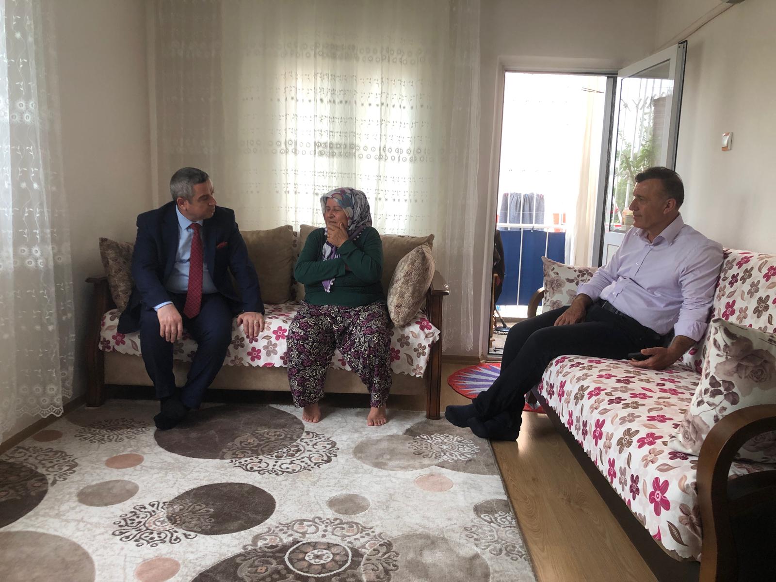 İl Müdürümüz Naci YILMAZ,2019'da İzmir Uzunada askeri birlikte tahrip eğitimi sırasında kazayla meydana gelen patlamada şehit olan As.Kıd.B.Çvş Hüseyin BULUT'un kıymetli ailesini ziyaret etti. Şehidimize Allah'tan rahmet ailesine sabırlar diliyoruz.