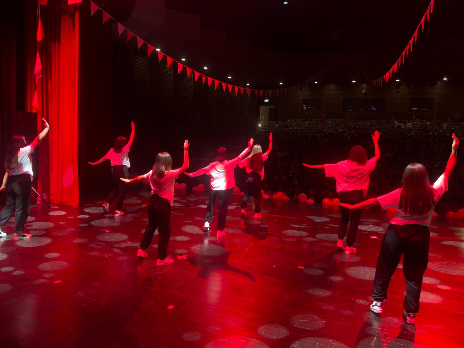 Çocuklarımızla hafta boyu süren 23 Nisan kutlamalarımızı Vali Yardımcımız Kadir OKATAN ve İl Müdürümüz Naci YILMAZ'ın katıldığı,çocuklarımızın hazırladığı muhteşem gösteriyi izleyerek noktaladık. Emeği geçençocuklarımıza teşekkür ederiz.