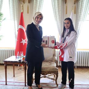 Bakanımız Göktaş: "Kadınların hak ve özgürlüklerini genişleten başarılı çalışmalara her geçen gün bir yenisini daha ekliyoruz" - fotoğraf 8