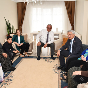 Sayın Valimiz Mehmet MAKAS, eşi Elif MAKAS Hanımefendi ve İl Müdürümüz Sayın Çiğdem AÇIKYILDIZ KAZEL Şehit ailesine ziyarette bulundular. - fotoğraf 2