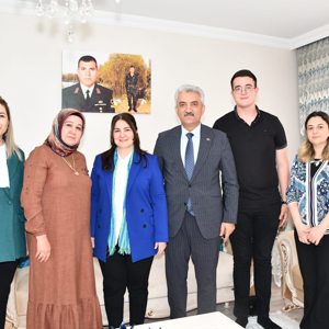 Sayın Valimiz Mehmet MAKAS, eşi Elif MAKAS Hanımefendi ve İl Müdürümüz Sayın Çiğdem AÇIKYILDIZ KAZEL Şehit ailesine ziyarette bulundular. - fotoğraf 1