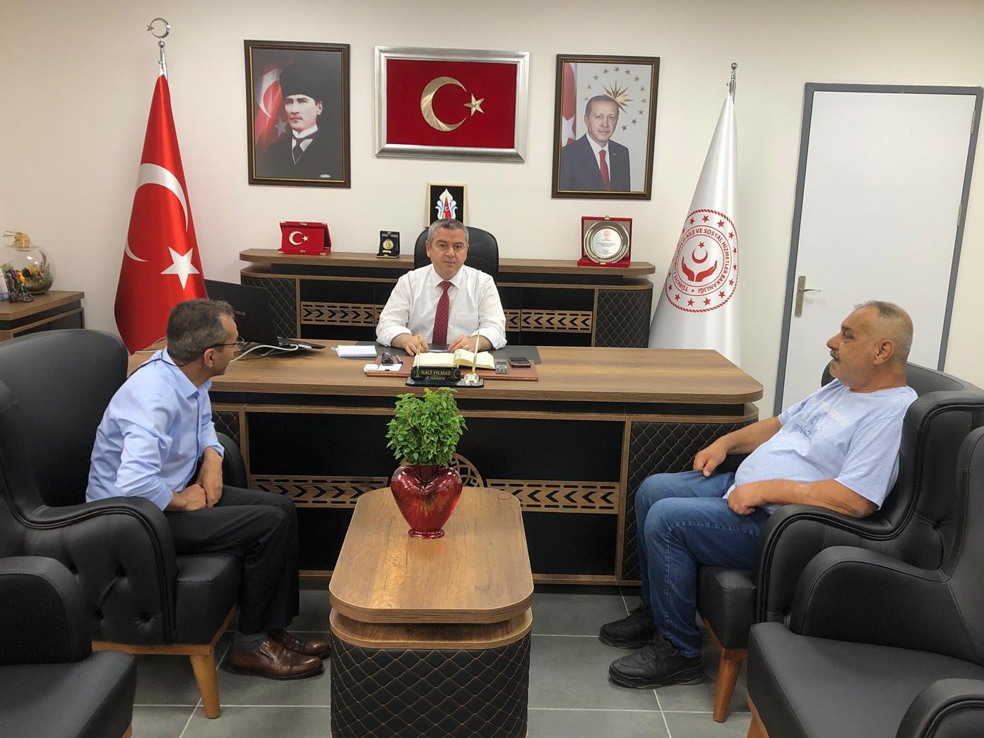 2023 yılında Fırat Kalkanı Harekât Bölgesi, 17.Komando Tugay Harekât Bölgesine bölücü terör örgütü tarafından yapılan (BTÖ) havan saldırısı sonucu şehit olan Tnk.Uzm.Çvş. Selçuk KURT'un kıymetli ailesi, İl Müdürümüz Naci YILMAZ'ı ziyaret etti.