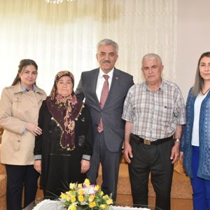 Sayın Valimiz Mehmet MAKAS, eşi Elif MAKAS Hanımefendi ve İl Müdürümüz Sayın Çiğdem AÇIKYILDIZ KAZEL Şehit ailelerine ziyarette bulundular. - fotoğraf 1