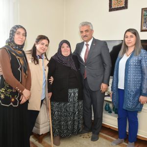Sayın Valimiz Mehmet MAKAS, eşi Elif MAKAS Hanımefendi ve İl Müdürümüz Sayın Çiğdem AÇIKYILDIZ KAZEL Şehit ailelerine ziyarette bulundular. - fotoğraf 2