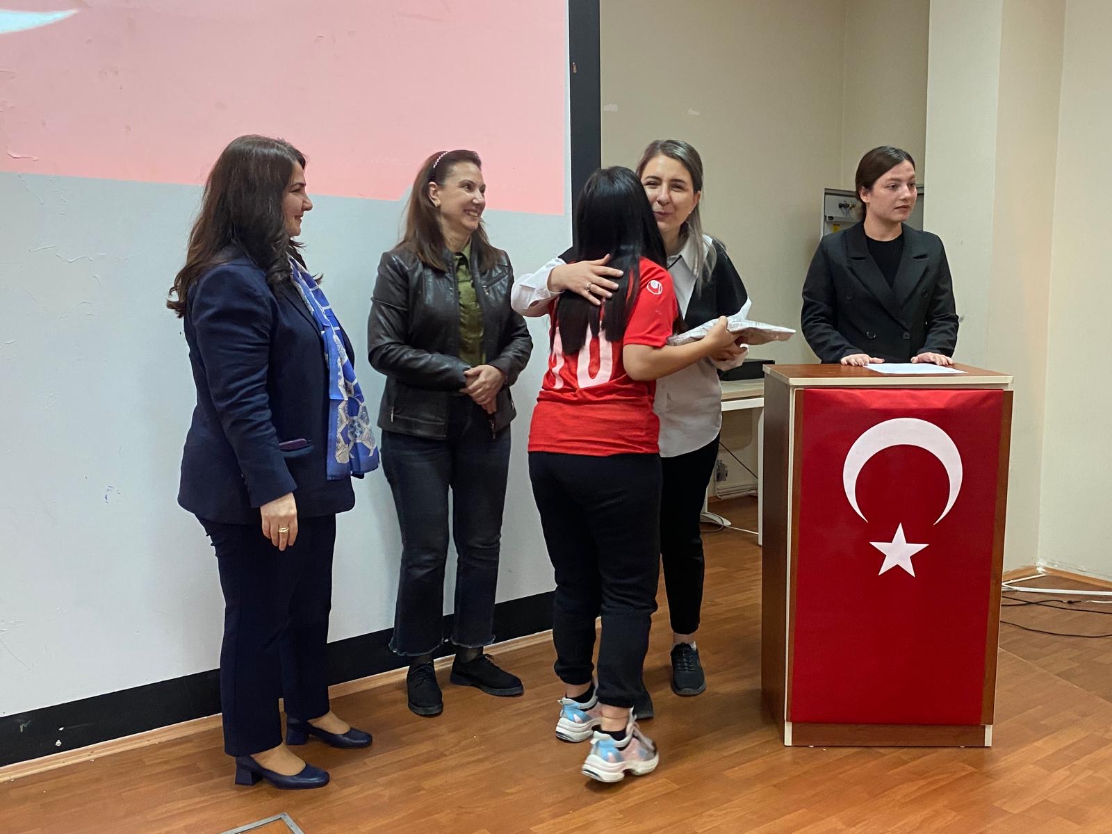 Sayın Valimizin eşi Elif MAKAS Hanımefendi ve İl Protokolü eşleri, ÇHGM tarafından düzenlenen Türkiye 6. Voleybol Şampiyonası'nın final maçlarına katılmaya hak kazanan çocuklarımıza ziyarette bulundular.