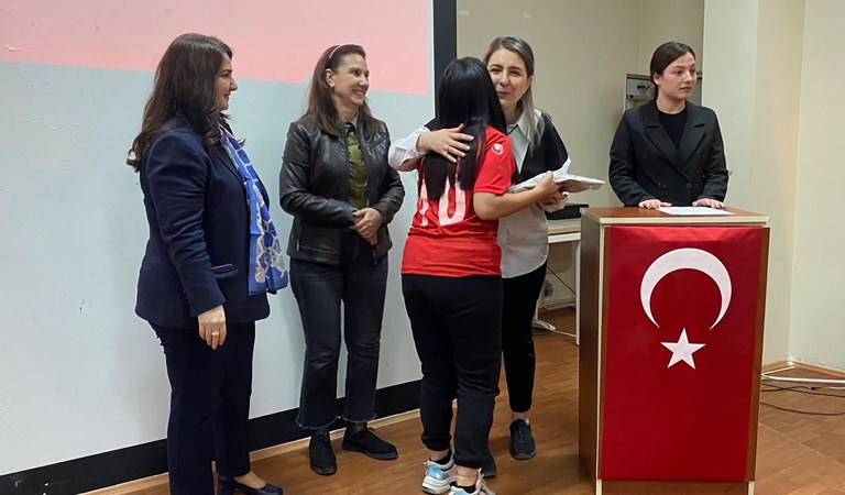 Sayın Valimizin eşi Elif MAKAS Hanımefendi ve İl Protokolü eşleri, ÇHGM tarafından düzenlenen Türkiye 6. Voleybol Şampiyonası'nın final maçlarına katılmaya hak kazanan çocuklarımıza ziyarette bulundular.
