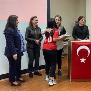 Sayın Valimizin eşi Elif MAKAS Hanımefendi ve İl Protokolü eşleri, ÇHGM tarafından düzenlenen Türkiye 6. Voleybol Şampiyonası'nın final maçlarına katılmaya hak kazanan çocuklarımıza ziyarette bulundular. - fotoğraf 1
