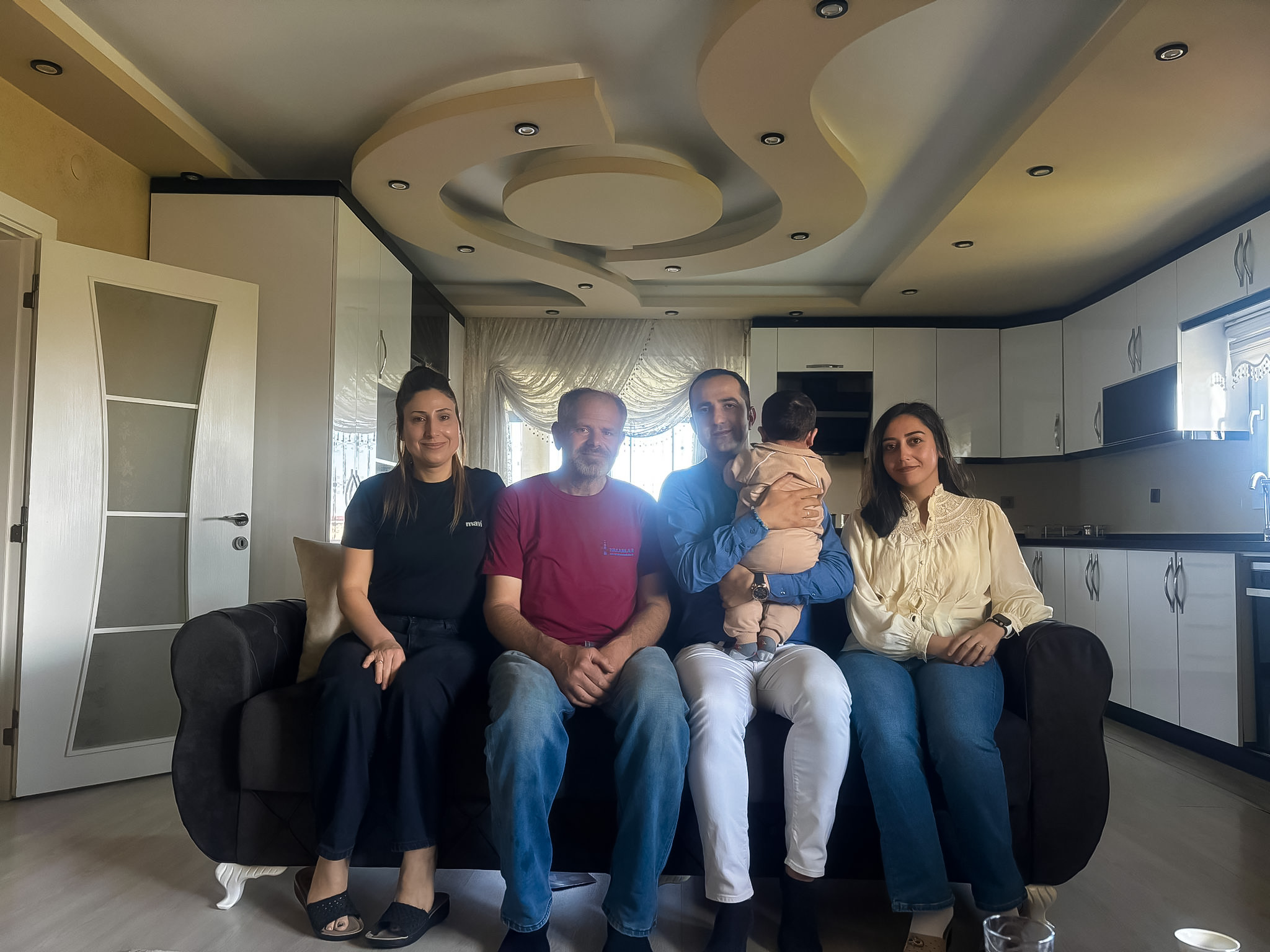 Çocukların sıcak bir yuvası ve onları sevebilecek sevgi dolu bir ailesi varsa mutlu olur. Sevgi dolu bir ailede büyümek her çocuğun hakkı. Siz de bir çocuğun koruyucu ailesi olarak hayallerini gerçekleştirebilirsiniz.