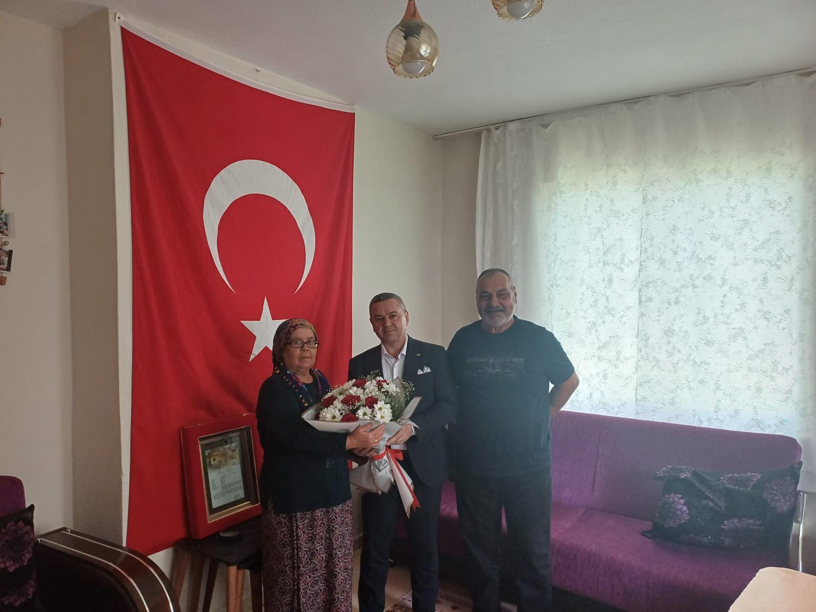 İl Müdürümüz Naci YILMAZ,#AnnelerGünü münasebetiyle 2023 yılında Fırat Kalkanı Harekât Bölgesi,17.Komando Tugay Harekât Bölg. bölücü terör örgütünce yapılan havan saldırısı sonucu şehit olan Tnk.Uzm.Çvş. Selçuk KURT'un kıymetli ailesini ziyaret etti.