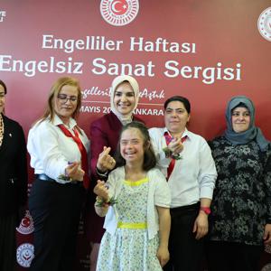 Aile ve Sosyal Hizmetler Bakanımız Göktaş, Meclis'te engelli öğrencilerin resim sergisini gezdi - fotoğraf 1