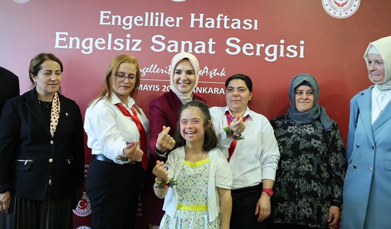 Aile ve Sosyal Hizmetler Bakanımız Göktaş, Meclis'te engelli öğrencilerin resim sergisini gezdi