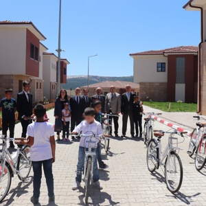 Bakanlığımızın Sağlık Bakanlığı ile Yaptığı Protokol Kapsamında Kuruluşumuzda Kalan Çocuklarımıza Bisiklet Hediye Edildi - fotoğraf 2