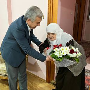 ‘Anneler Günü’nde Aziz Şehidimizin Annesi Resmiye Sakaoğlu’na Ziyaret - fotoğraf 2