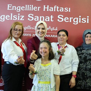 Aile ve Sosyal Hizmetler Bakanımız Göktaş, Meclis'te engelli öğrencilerin resim sergisini gezdi. - fotoğraf 1