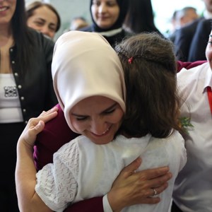 Aile ve Sosyal Hizmetler Bakanımız Göktaş, Meclis'te engelli öğrencilerin resim sergisini gezdi. - fotoğraf 2