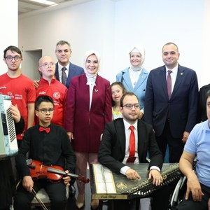 Aile ve Sosyal Hizmetler Bakanımız Göktaş, Meclis'te engelli öğrencilerin resim sergisini gezdi. - fotoğraf 4
