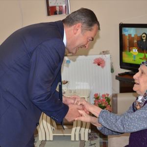 Dünya Yaşlılar Günü Kapsamında “100 Yaşındaki Hatice Teyze” Evinde Ziyaret Edildi - fotoğraf 1