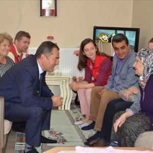 Dünya Yaşlılar Günü Kapsamında “100 Yaşındaki Hatice Teyze” Evinde Ziyaret Edildi - fotoğraf 3