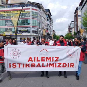 15-21 Mayıs Aile Haftası münasebetiyle Vali Yardımcımız İbrahim GÖKMEN öncülüğünde İl Müdürümüz Abdulbari AKSOY, idarecilerimiz, personellerimiz ve vatandaşlarımızın katılımıyla farkındalık oluşturmak amacıyla yürüyüş yapıldı. - fotoğraf 4
