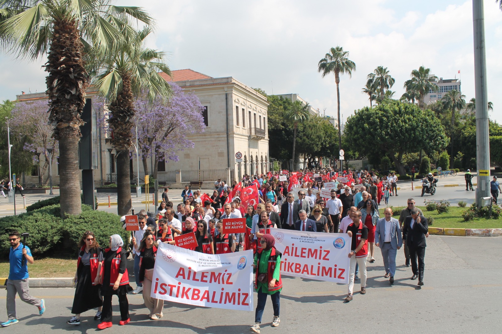 #AileHaftası kapsamında Vali Yardımcısı Kadir OKATAN,Akdeniz Kaymakamı Zeyit ŞENER,İşkur İl Müdürü Ercan GÖN,İl Müdürümüz Naci YILMAZ,Kuruluş Müdürlerimiz ve personellerimizin katılımıyla  farkındalık yürüyüşü gerçekleştirildi.  
