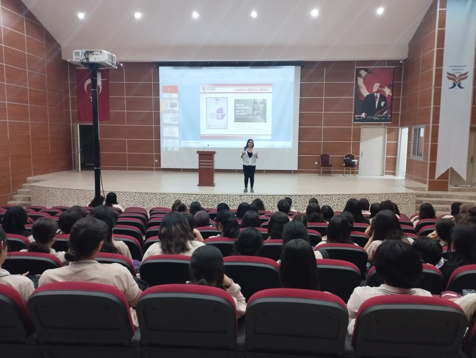#ToroslarSHM tarafından #KADES uygulaması tanıtımı kapsamında Çağdaşkent Anadolu Lisesi öğrenci ve öğretmenlerine yönelik''Kadına Yönelik Şiddetle Mücadele, Erken Yaşta ve Zorla Evliliklerle Mücadele'' konularında eğitim verildi.  