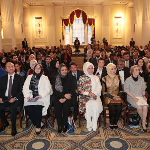 Emine Erdoğan Hanımefendi’ye Londra’da düzenlenen törenle “İnsani Hizmet Takdir Ödülü” verildi - fotoğraf 1
