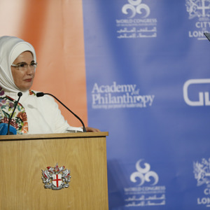 Emine Erdoğan Hanımefendi’ye Londra’da düzenlenen törenle “İnsani Hizmet Takdir Ödülü” verildi - fotoğraf 2